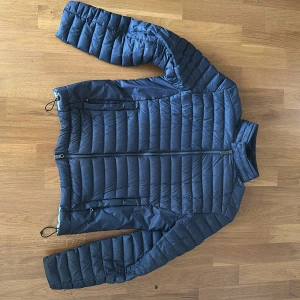 Mörkblå Colmar pufferjacka - Säljer min colmar jacka eftersom den har blivit för liten, den är använd fåtal gånger du får med denhär taggen om du vill se den så kontakta bara mig. Pris går att sidkuteras