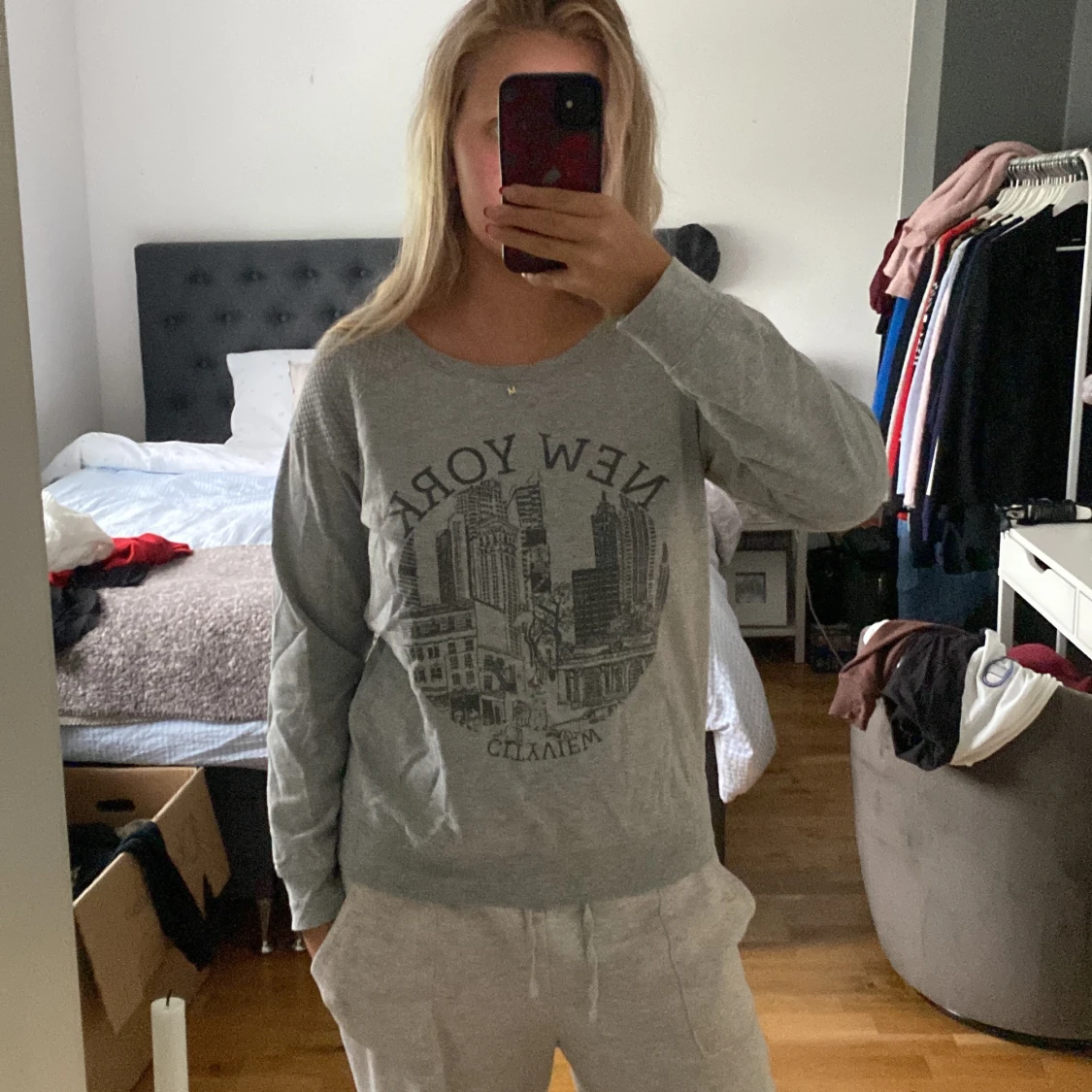 Grå sweatshirt med New York-tryck - 2