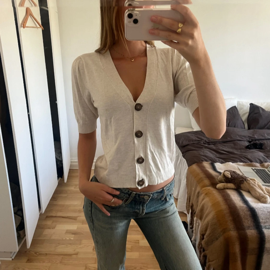 Beige v-ringad ”blus” med knappar