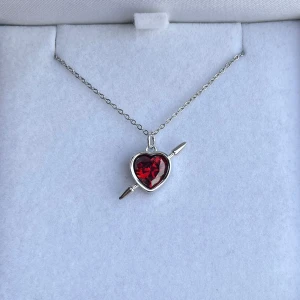 Maria Nilsdotter inspirerat halsband - Aldrig använd, silverpläterad och tillverkad av rostfritt stål. Kedjans längd är 40+5 cm och nickelfri. Om du har fler frågor, tveka inte att höra av dig 🤗