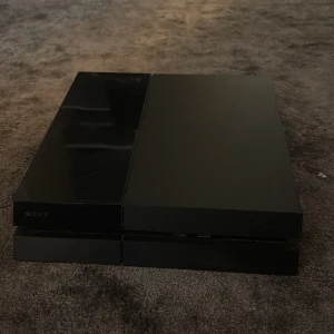 PlayStation 4 - Sony PlayStation 4 spelkonsol i svart. Har även 3 kontroller och några spel jag kan skicka med 