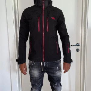 Northface jacka strl S - Säljer en helt ny northface jacka. Storlek S. True to size. Fin replika med grym kvalitet. Pris: 1499kr.först till kvarn som gäller 