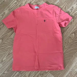 Två färgglada t-shirts  - Två stilrena t-shirts från panos, en i orange  och en i ljusgul. Båda har korta ärmar, rund halsringning och en liten svart broderad logga på bröstet. Perfekta för dig som gillar enkel men snygg stil.