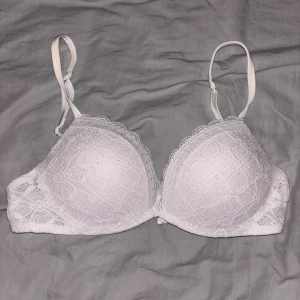 Intimissimi bh  - Fin vit bh från intimissimi endast prövad, storlek 75B🩷