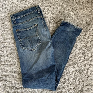 Blå jeans från Tiger of Sweden - Tja, säljer ett par schyssta jeans från tiger of sweden. Storlek W30 L32 och i toppen skick. Skriv till mig vid minsta fundering. Mvh Marius 😁