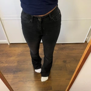 Svarta bootcut jeans från ONLY XS - Svarta jeans från ONLY i bootcut-modell med normalhög midja. Jeansen har klassisk femficksdesign, dragkedja och knapp framtill. Materialet är stretchigt och bekvämt, perfekt för dig som gillar en snygg siluett med lite utsvängda ben.