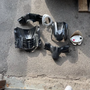 Styren och kåpor till elmoped - Säljer ett paket med styre och plastkåpor till elmoped. Delarna är begagnade med synligt slitage och repor, men i fullt användbart skick. Perfekt för dig som behöver reservdelar eller vill fräscha upp din elmoped. Inga sprickor eller större skador synliga.