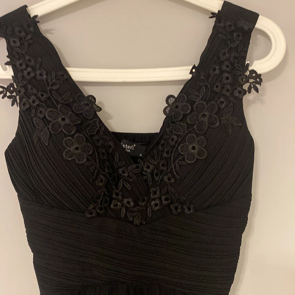 Svart kort klänning med spetsdetaljer - 1