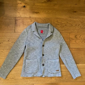 Stickad kavaj s.Oliver  - Mycket fint skick utan defekter. Står storlek M men egentligen sitter den som en XS-S. Kom gärna med prisförslag eller andra frågor!