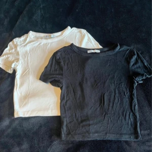 Två T-shirts  - Två croppade T-shirts från Zara. En svart och en vit. Köps tillsammans. Använda väldigt få gånger 