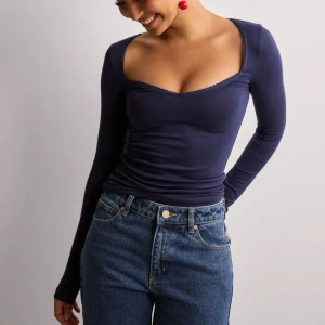 söt marinblå topp!💙 - superfin marinblå topp i skönt material, endast använd 1 gång, säljer då den är för stor för mig🫶🏼