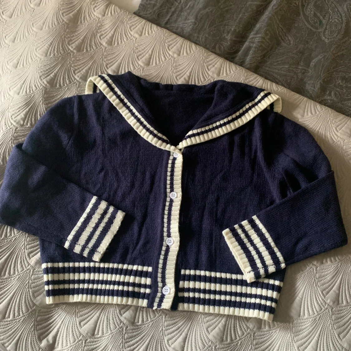 Marinblå kofta med sjömanskrage  - 2