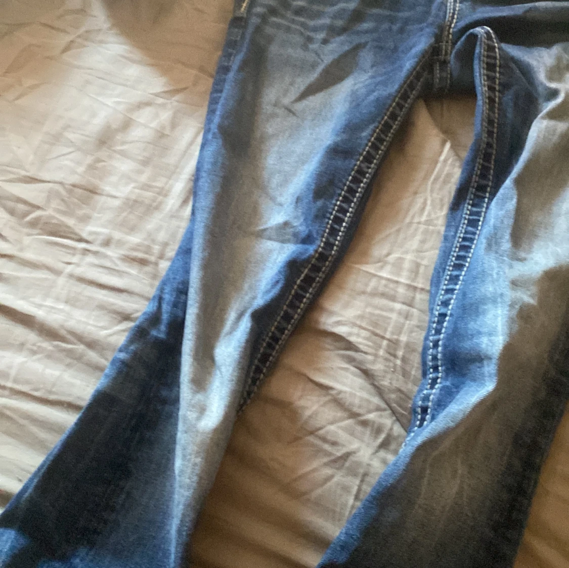 Blå jeans med broderade bakfickor - 1