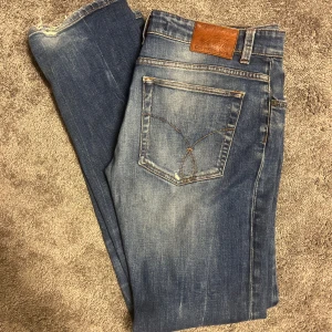 Calvin Klein Jeans - Jeans med snygg tvätt och revor från Calvin Klein. Väldigt bra skick! Storlek Waist 31 och Length 34! Bara att höra av er vid minsta liten fundering. 