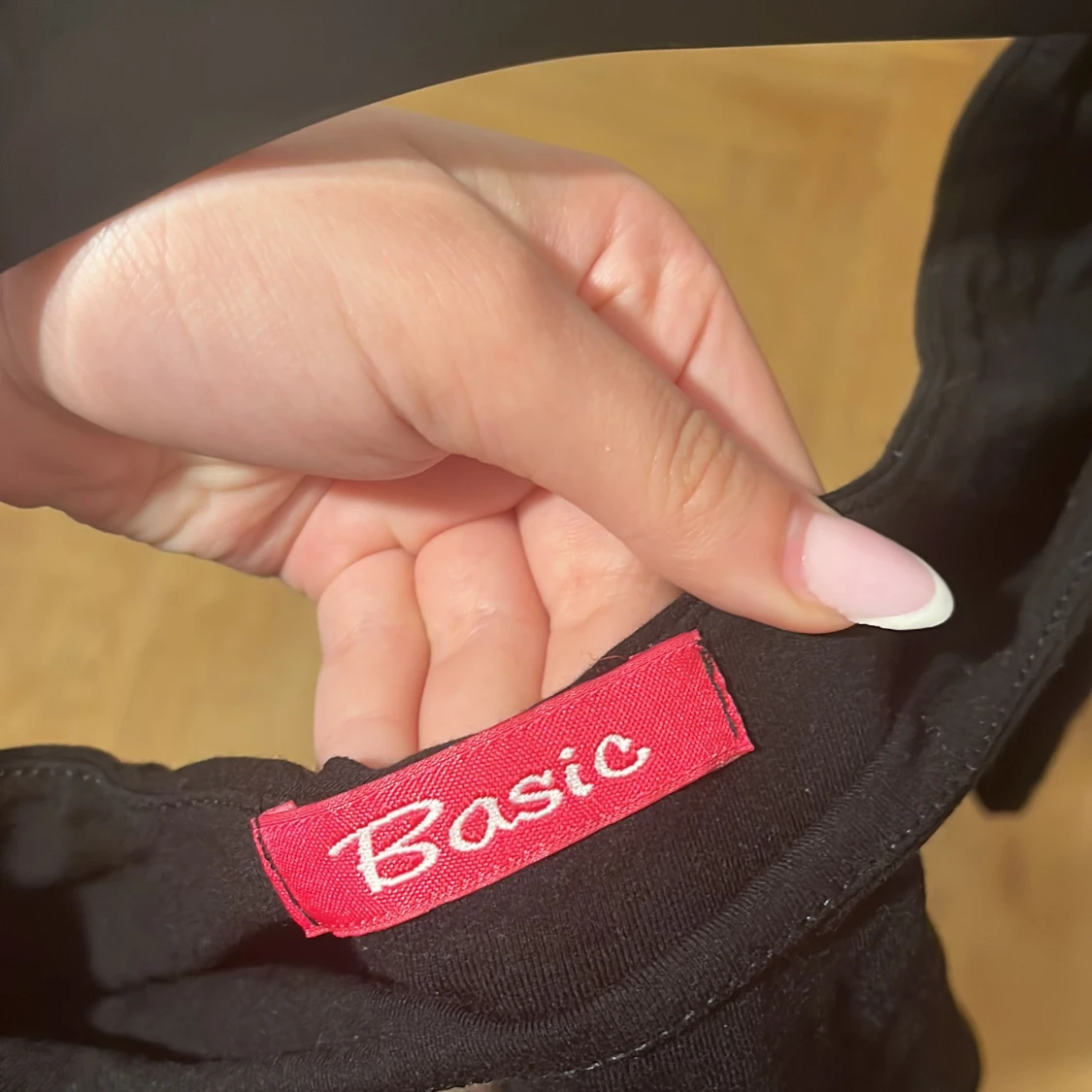 Svart vintage topp med puffärm från Basic - 2