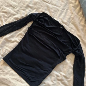 Topp  - Säljer en söt topp ifrån ginatricot som inte används mycket alls och som inte kommer till någon användning nu heller