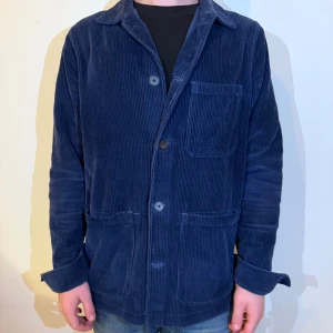 Blå manchester overshirt från A Day's March - Mörkblå overshirt i manchester från A Day's March. Skick - 8/10, liten fade på armbågarna. Mitt pris - 899kr. Nypris - 1500kr. 