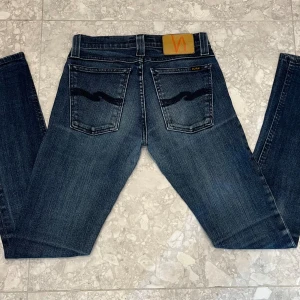 Nudie jeans - Mörkblå nudie jeans | storlek w26 l32 passar bättre l30  | slim passformen | lite fade | väldigt bra skick | modell tight long john