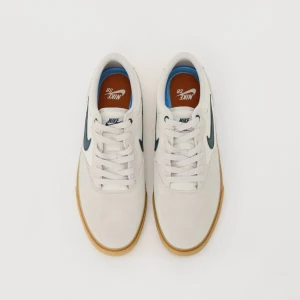 Nike SB vita sneakers med gummisula - Perfekta för dig som gillar stilrena och sportiga skor med streetkänsla. Använda en gång, säljes då de var små i storlek.                                     Orginal pris: 800kr                                             Köpta på Zalando