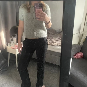 Stickad t-shirt  - Supermjuk ljusgrå stickad t-shirt kofta från Gina Tricot med kort ärm och rund hals i storlek S. Jätte fin nu till hösten. Säljer för att den inte kommer till användning och hoppas att någon annan vill använda den istället. Köpt för ungefär 300kr 