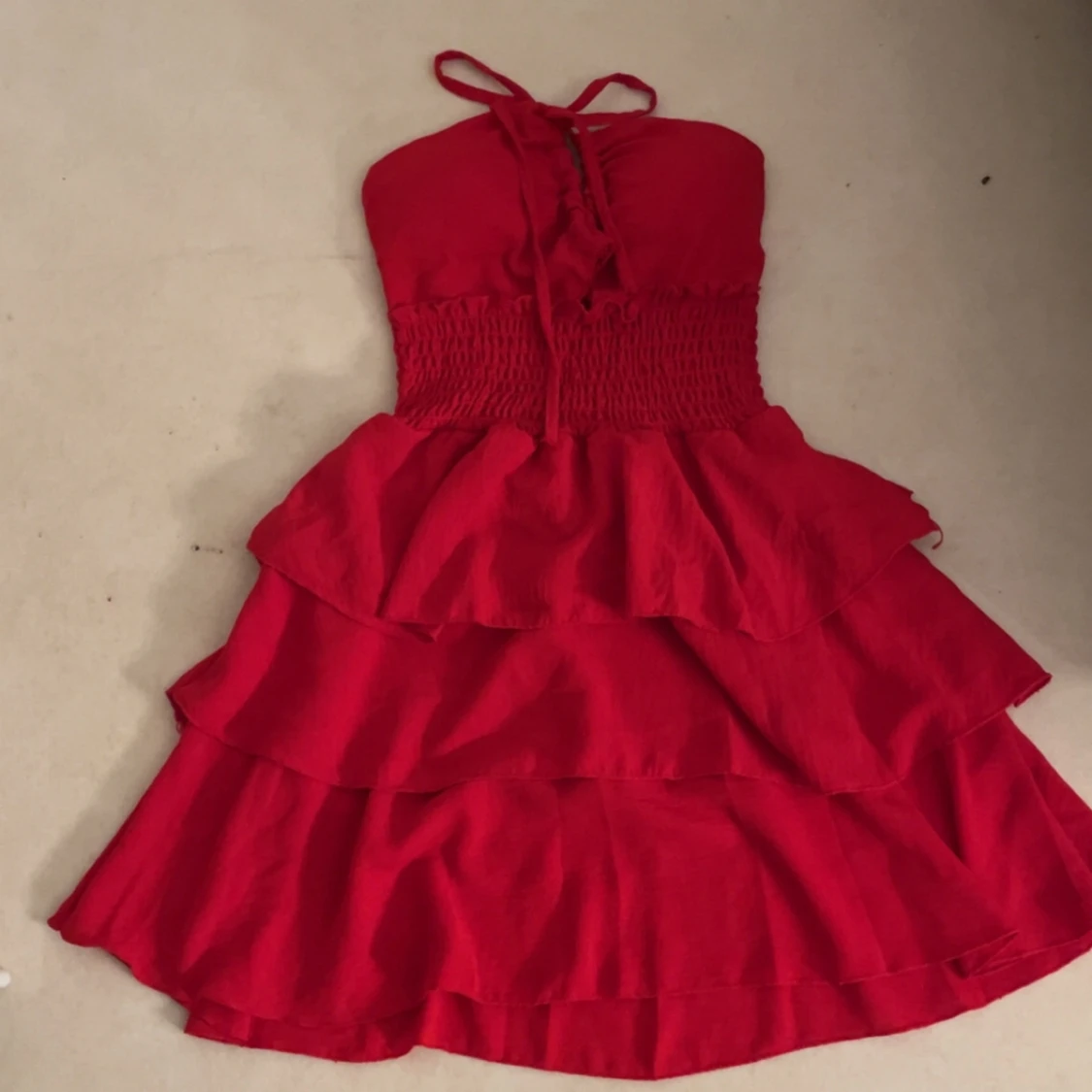 Röd volangklänning med halterneck - 2