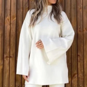 Vit polotröja från Bianca x Nelly - Säljer en vit polotröja från Bianca x Nelly. Tröjan har en hög krage, vida långa ärmar och en loose passform. Tillverkad i mjukt material som känns skönt mot huden. 