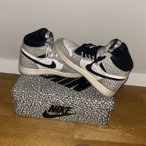 Nike Air Jordan ones White cement - Säljer ett par feta Jordan ones white cement. Är lite använd och har ett snyggt vit o svart snöre på skorna som passar designen. Perfekt för du som gillar streetwear eller gillar att samla på skor. Skick 7/10, ord pris: 2400kr. Pris kan diskuteras