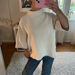 Beige polotröja med vida ärmar - Säljer en beige polotröja med lös passform och vida trekvartsärmar. Superfin och söt att ha i skolan eller på en mysig middag💞💞🙌🏼🙌🏼
