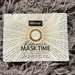Sence Radiance ögonmask - Sence Radiance Mask time är en ögonmask i sheet-form med återfuktande formula och doft av granatäpple. Förpackningen är vit med guldiga detaljer och innehåller 6 ml. Masken är vegansk och passar dig som vill pigga upp ögonområdet snabbt.