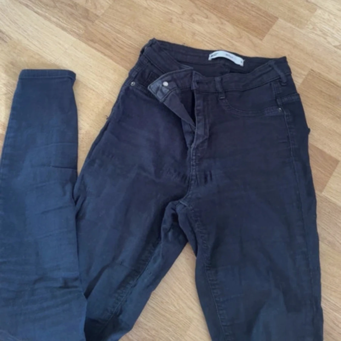 Två par skinny jeans i blått och svart