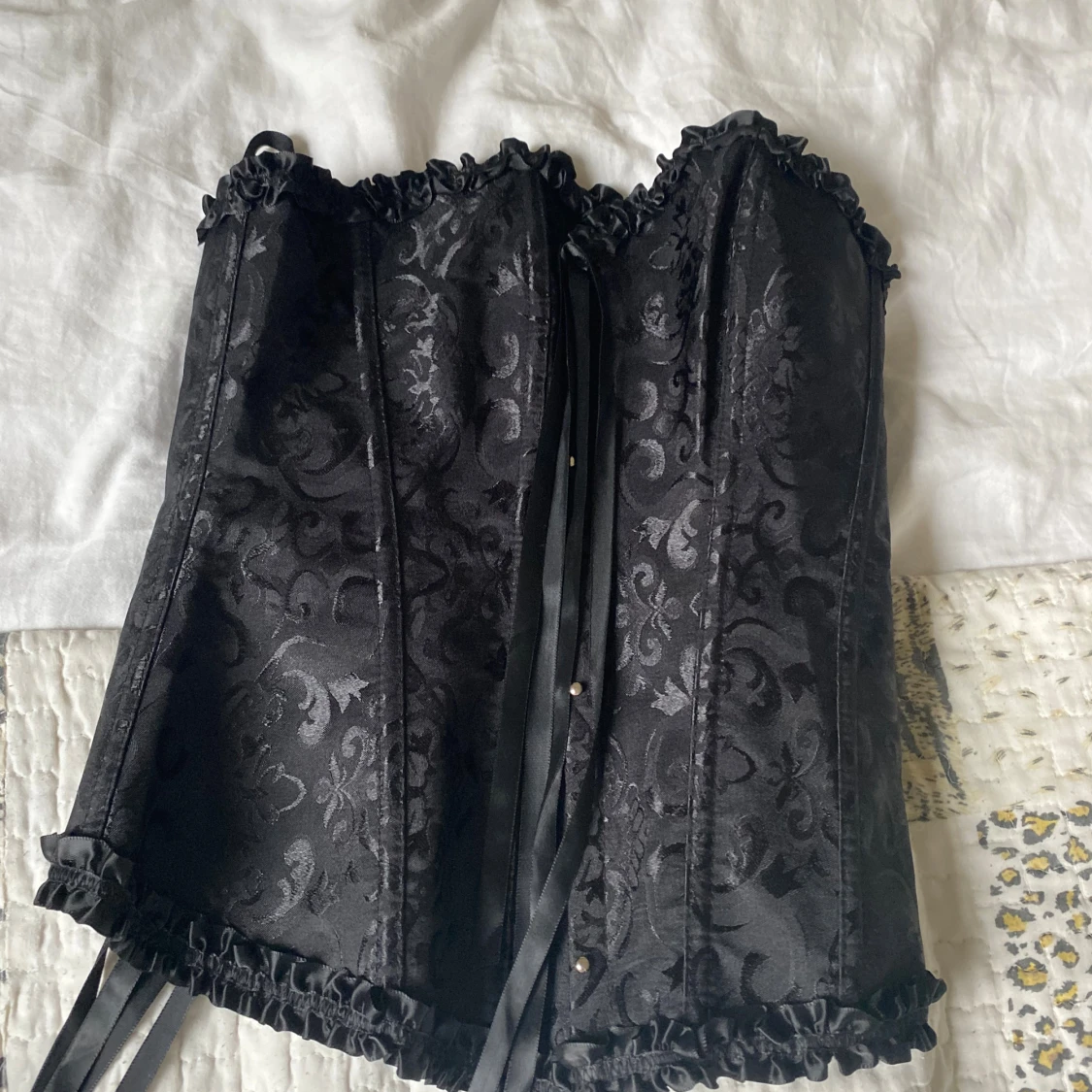 Svart korsett med snörning och mönster