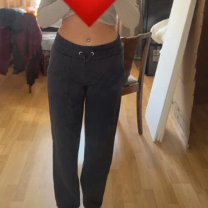 Mörkblå mjukisbyxor med snörning - Mörkblå mjukisbyxor med rak passform och snörning i midjan. Byxorna har en avslappnad stil och är perfekta för en chill vardagslook. Tillverkade i mjukt material för extra komfort.