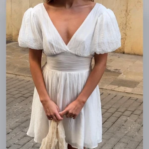 klänning  - från ginas studentkollektion, modellen ” bow dress” endast använd på studenten så i jättefint skick