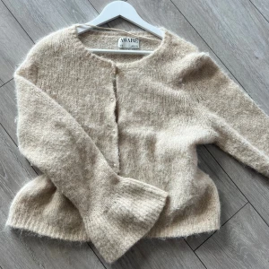 Stickad kofta  - Beige jätte fin kofta ifrån veromoda💞storlek xl men passar alla ifrån xs-s, jag bär i vanliga fall s 