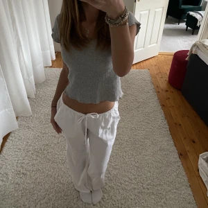 Lågmidjade linne byxor - Endast använd någon gång. Lite smutsig vid fötterna. Säljer då de blivit för korta för mig som är 168cm!💕