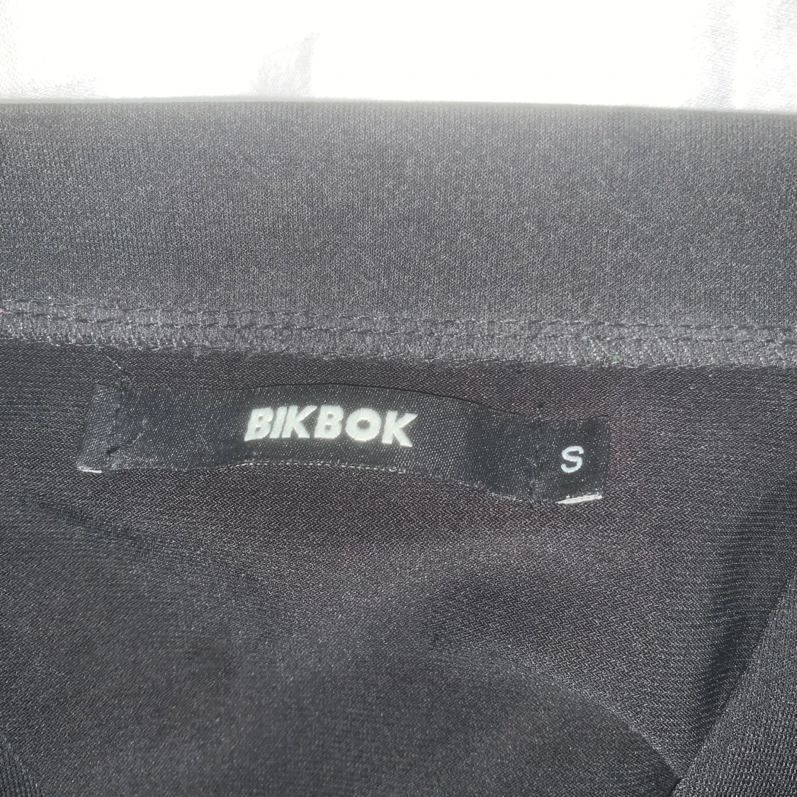 Svart omlottbyxdress från BikBok - 3