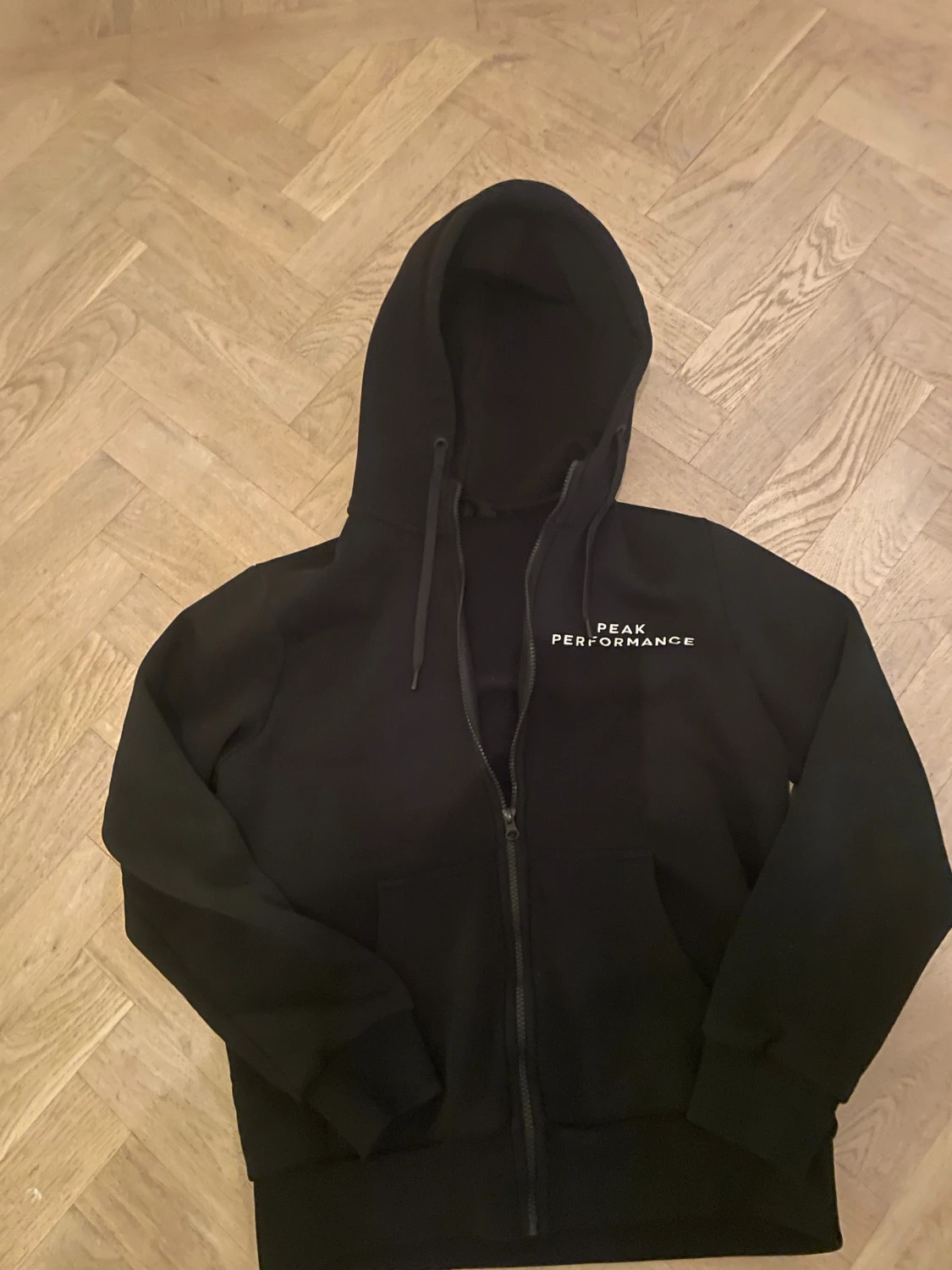 Svart Peak Performance hoodie med dragkedja