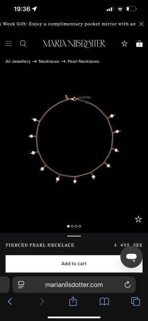 Pierced Pearl Necklace Maria Nilsdotter - Unikt halsband i guld från Maria Nilsdotter med små vita pärlor och coola guldfärgade spikes. Kedjan är tunn och elegant, och pärlorna hänger jämnt fördelade runt hela halsen. Perfekt statement-piece för dig som gillar edgy men ändå klassisk stil.