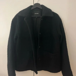 Svart kappa - Så fin svart kappa ifrån monki. Säljer då den inte kommer till användning💖💖