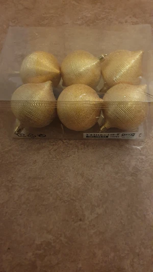 Julkulor - Snygga julgranskulor i guld från IKEA, 6-pack. Kulorna har en elegant ribbad yta och levereras i originalförpackning. Perfekt för att ge din gran ett lyxigt och festligt utseende. Produkten ser oanvänd ut och är i mycket gott skick utan synligt slitage.