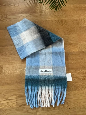Acne studios scarf - Riktigt skön acne studios halsduk, helt ny med prislapp. Kontakta om frågor finns!