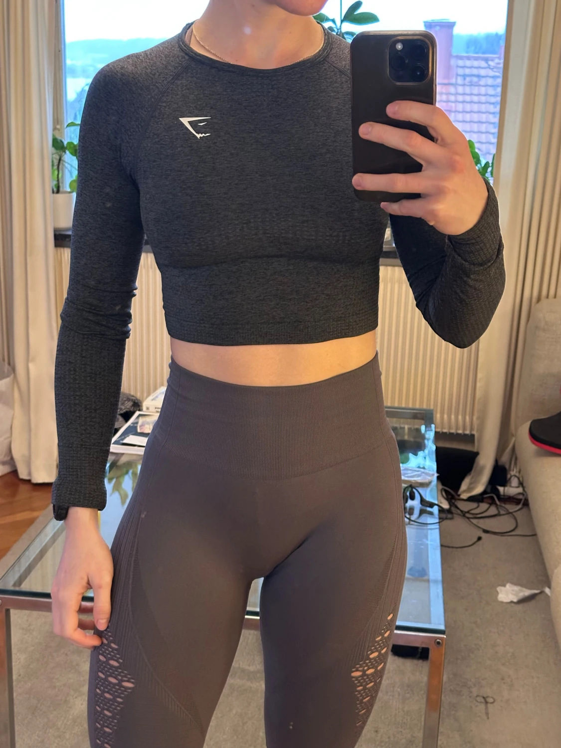 Mörkgrå croppad långärmad topp Gymshark