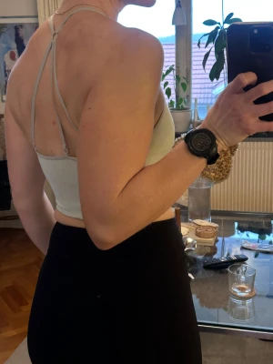 Ljusgrå linnetopp från Better Bodies - Säljer en ljusgrå croppad linnetopp från Better Bodies med tunna justerbara axelband och snygg öppen rygg. Ingår uttagbara pads.