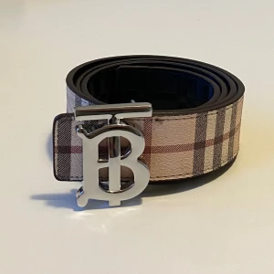 Burberry bälte - Helt ny burberry bälte. Oanvänd. Fraktar inom 24 timmar. Bästa kvalité ute på marknaden. Storlek 110cm. Två sidig bälte