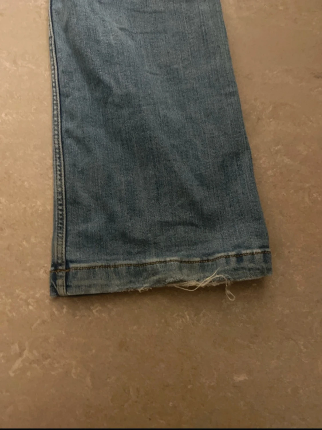 Bootcut ljusblå jeans med rå kant - 2