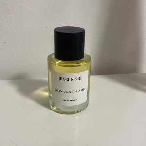Essence parfym  - Endast testad men säljer då det inte är min doft. Luktar nybakt kladdkaka / brownie. Jättegod att blanda med en vanilj parfym 