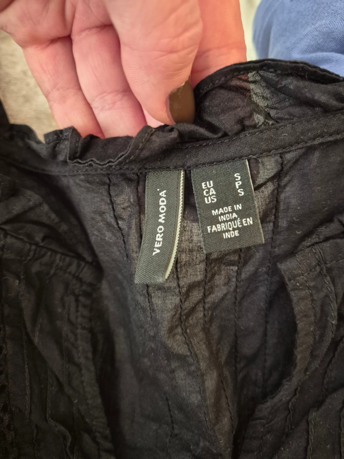 Svart blus med detaljer  - 4