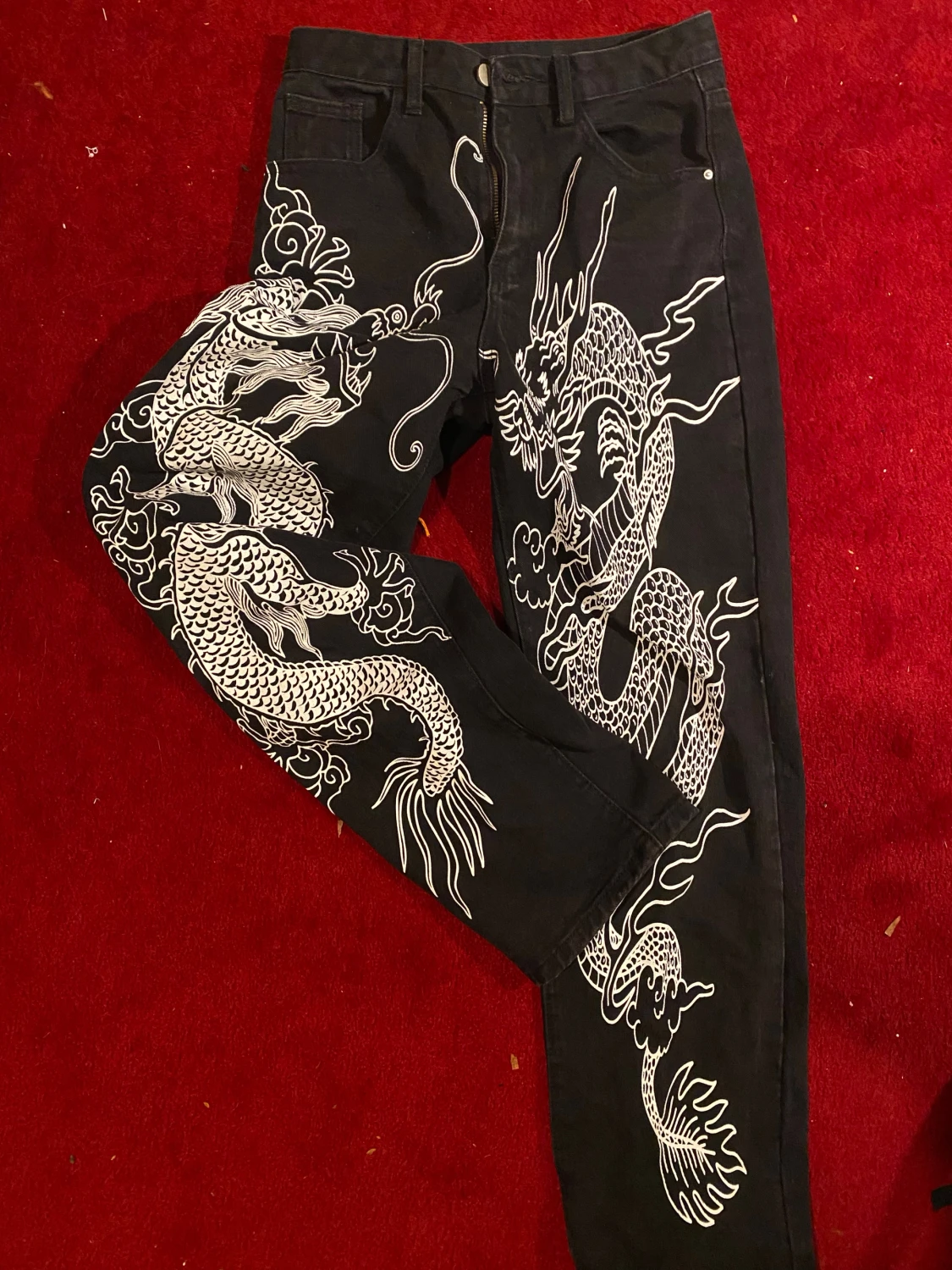 svarta jeans med drakmönster