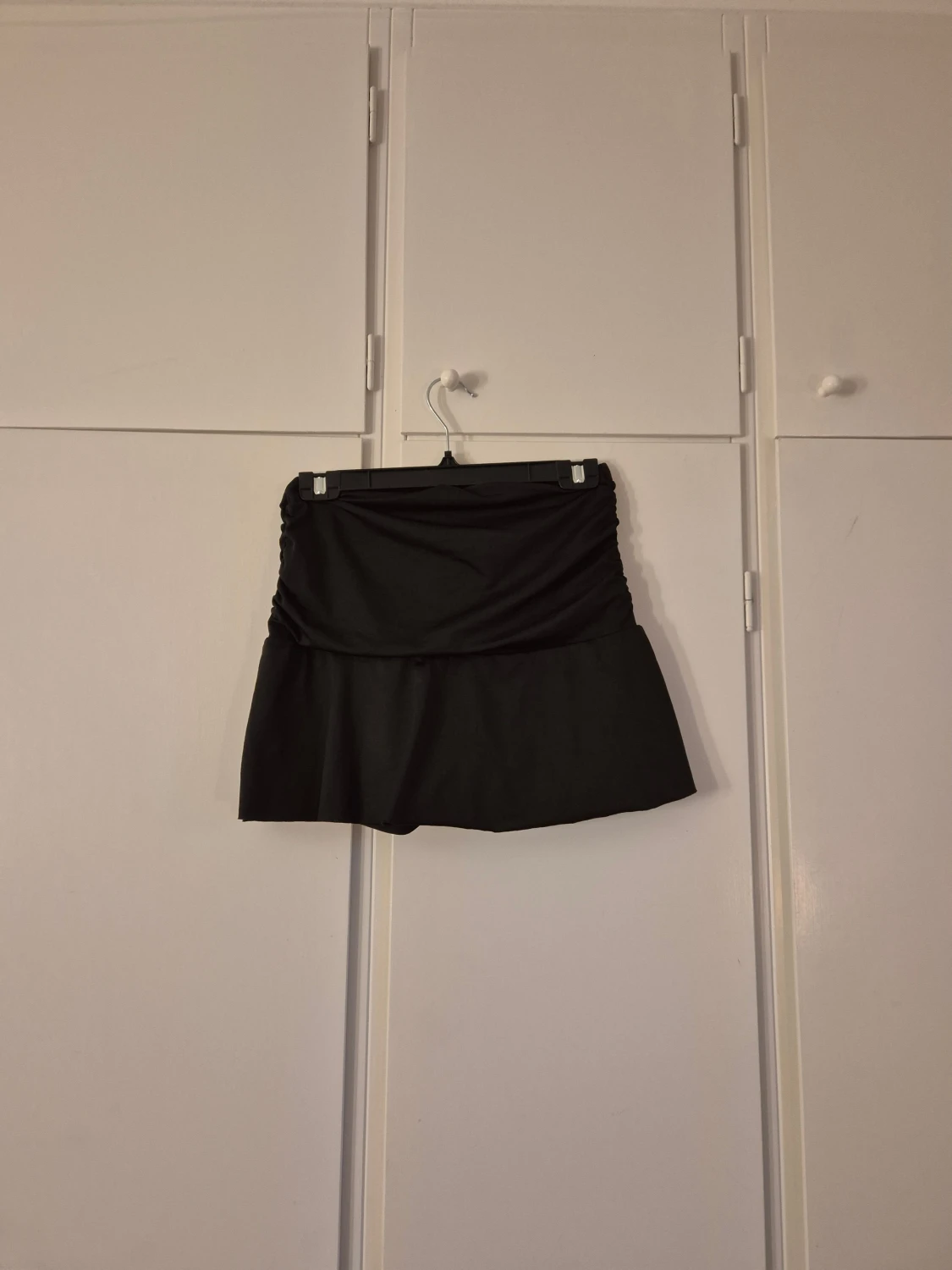 Svart kortkjol med insydda shorts - 3