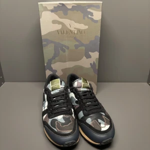 Valentino Rockrunners - Valentino Rockrunners i storlek 41/5 men passar 42,5 | Box, org.papper, kvitto och kort ingår | Org.pris: 6000 | Mitt pris: 2599 men ej hugget i sten | Tveka ej på att skriva vid frågor eller funderingar☺️